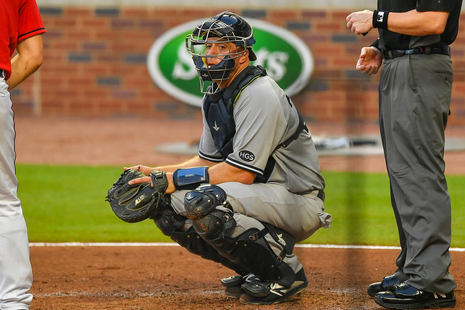 Veteran catcher Erik Kratz is showing us what leadership looks like. (via Getty Images)