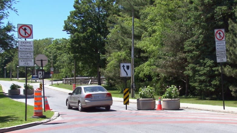 Drivers continue to ignore, defy road-blocking pilot project on Mount Royal