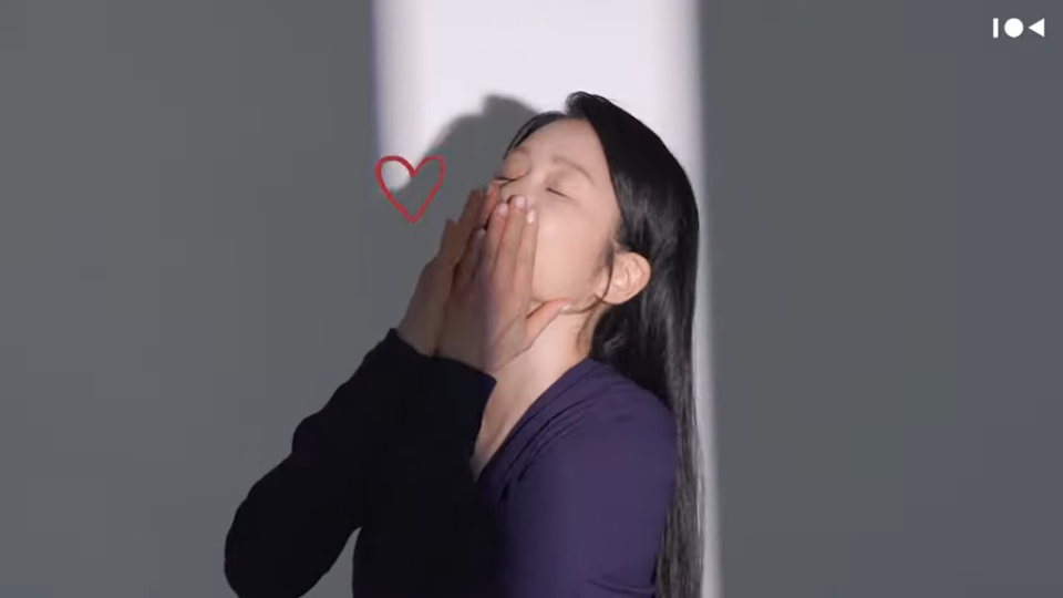 高賢廷對粉絲放送飛吻，模樣相當俏皮。(圖/아이오케이컴퍼니 IOK COMPANY Official Youtube)