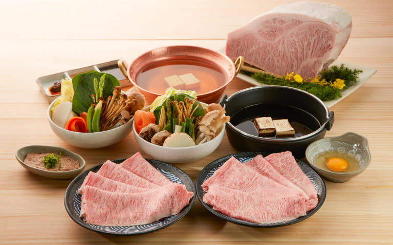 為歡慶開幕，10月31日前「黑毛屋本家」點選兩份特選日本和牛鍋物套餐，即免費招待一份特選日本和牛，價值980元。（圖．乾杯集團提供）