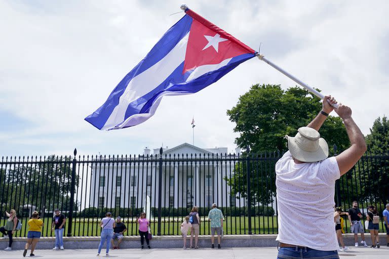 Un individuo hace ondear una bandera de Cuba frente a la Casa Blanca el 13 de julio del 2021 en Washington, durante una pequeña manifestación de apoyo a los cubanos que salieron a la calle a protestar contra el gobierno de la isla. (AP Photo/Susan Walsh)