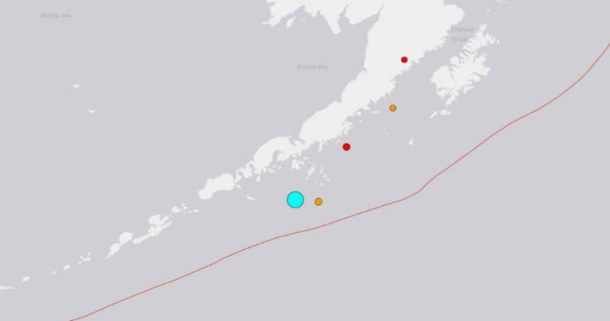 美國阿拉斯加半島東南部外海稍早發生芮氏規模7.4強震。（圖／翻攝自USGS）