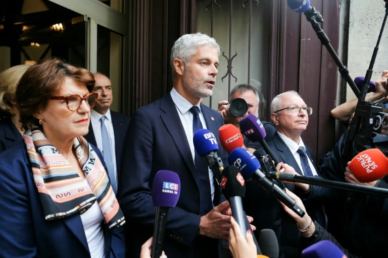 Le président du conseil régional Auvergne-Rhône-Alpes Laurent Wauquiez (C) à côté de la secrétaire générale des Républicains Annie Genevard, au siège du parti à Paris, le 12 juin 2024 (Dimitar DILKOFF)