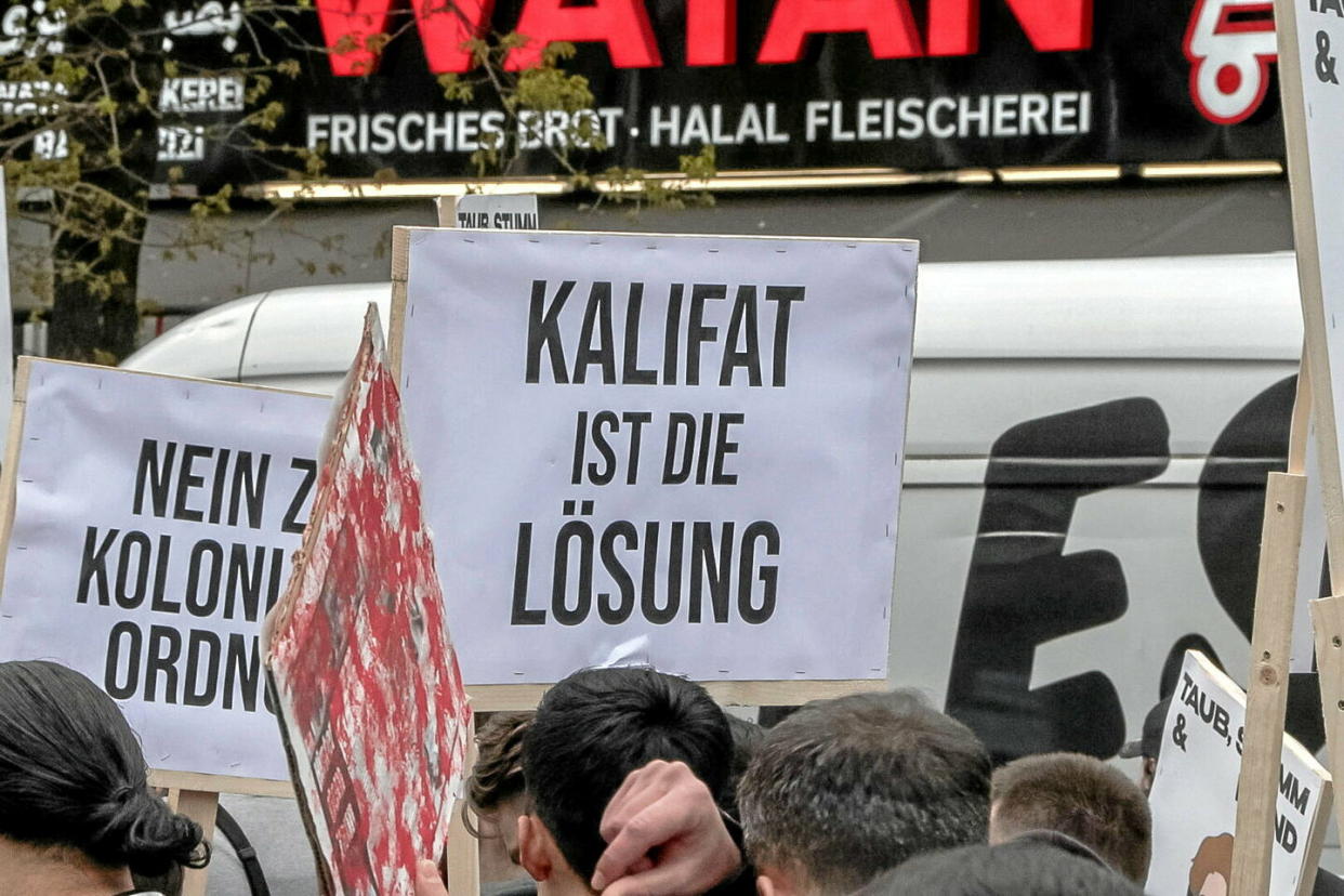 « Le califat est la solution » peut-on lire sur cette banderole à Hambourg.  - Credit:IMAGO/Blaulicht-News.de / X07246 / IMAGO/Blaulicht News via Reuters