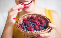 <p>Endlich steht der Sommer in den Startlöchern - neben wärmeren Temperaturen und langen Tagen bedeutet das auch, dass viele leckere Obst- und Gemüsesorten Saison haben. Kartoffeln frisch vom Feld, Beeren direkt vom Strauch, der Juni hat einiges im Angebot. Was Sie diesen Monat aus heimischem Anbau genießen können, lesen Sie in der Galerie. (Bild: iStock / Hagi)</p>