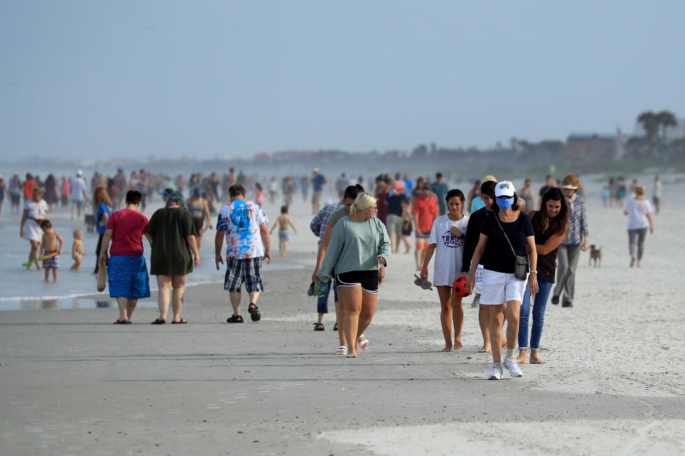 Multitudes se concentraron en la playa de Jacksonville, Florida, donde hace unos días se relajaron las restricciones de confinamiento ante la epidemia de Covid-19. Esas grandes concentraciones han sido criticadas por los altos riesgos de salud pública que implican. (Sam Greenwood/Getty Images)