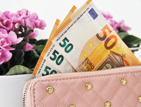 粉紅色錢包適合單身女性想求桃花時使用。（圖／取自pixabay）