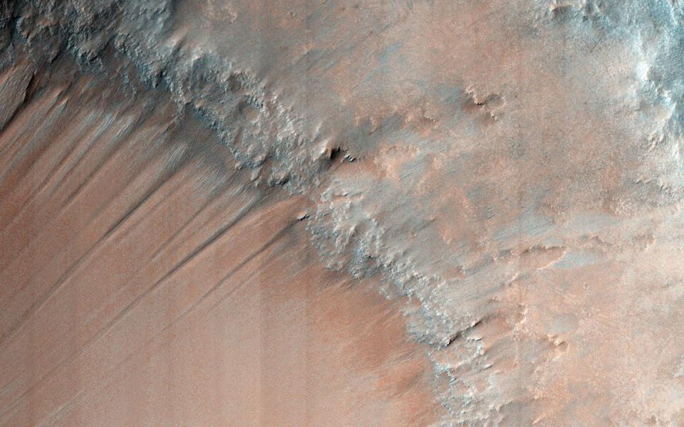 Variaciones estacionales de los flujos recurrentes en las laderas de ciertos cráteres y valles. Aquí vemos Nirgal Vallis observados por el orbitador Mars Global Surveyor. NASA / JPL-Caltech / Universidad de Arizona