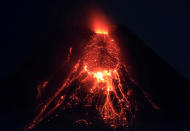 <p>Erneut fließt Lava während einer Eruption aus dem Krater des Vulkans Mayon in Legazpi Stadt südlich von Manila. Die Behörden auf den Philippinen warnen nach mehreren kleineren Ausbrüchen vor Erdrutschen an den Berghängen. Nach extrem starken Regenfällen gebe es jetzt einige Anzeichen für Schlammströme, die den Mayon hinabflössen. 70.000 Menschen sind aus Angst vor einem gewaltigen Ausbruch des Vulkans bereits auf der Flucht. (Bild: REUTERS) </p>