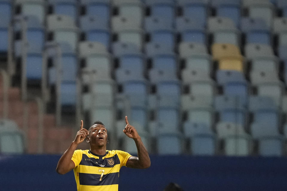 Pervis Estupiñán, de la selección de Ecuador, festeja un autogol de Renato Tapia, de Perú, en un partido de la Copa América realizado el miércoles 23 de junio de 2021, en Goiania (AP Foto/Ricardo Mazalan)