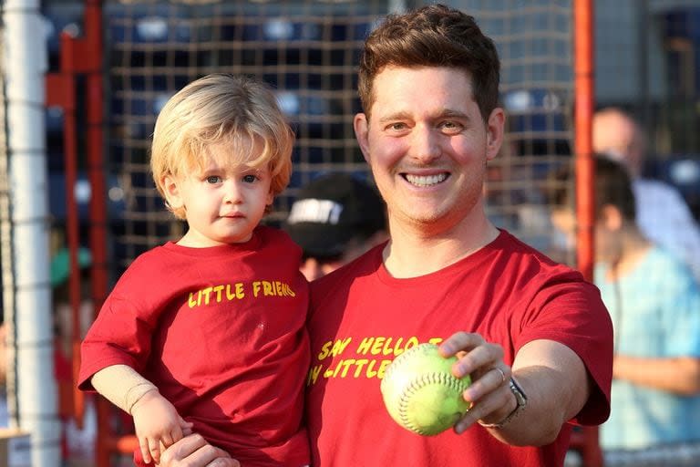 Michael Bublé junto a su hijo mayor, Noah