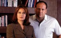 Diese attraktive Dame gehörte nicht zur Familie, für die Serie war sie aber ganz entscheidend: Lorraine Bracco spielte die Therapeutin Dr. Jennifer Melfi, die Tony Soprano wegen seiner Angstattacken behandelt. Streng geheim natürlich ... (Bild: Getty Images)