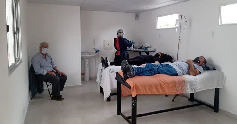 Un grupo de pacientes son asistidos en el Hospital Municipal Emilio Zerboni