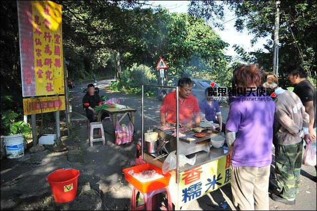 《宜蘭民宿景點美食》礁溪香腸伯~跑馬古道口．包潤餅皮的大腸包小腸