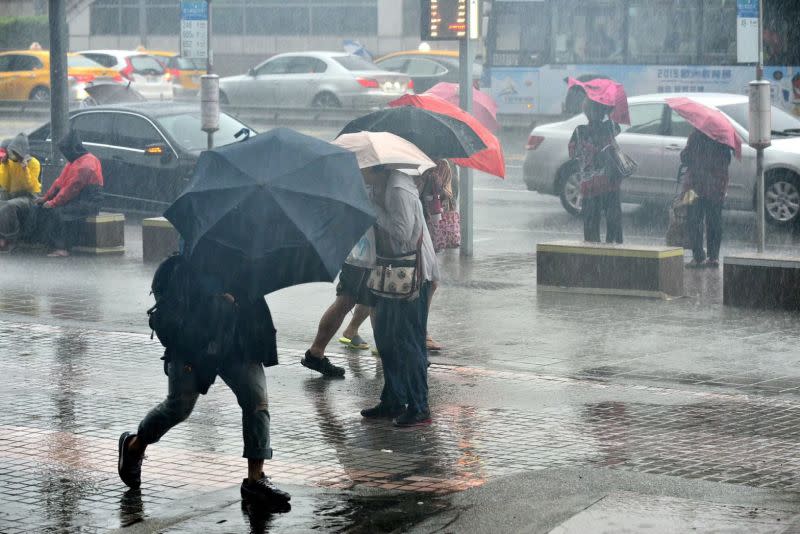 ▲隨著哈格比颱風逐漸靠近台灣，北部及西南部地區雨勢逐漸增強，氣象局針對西半部 16 縣市發布豪雨、大雨特報。（示意圖／翻NOWnews資料照）