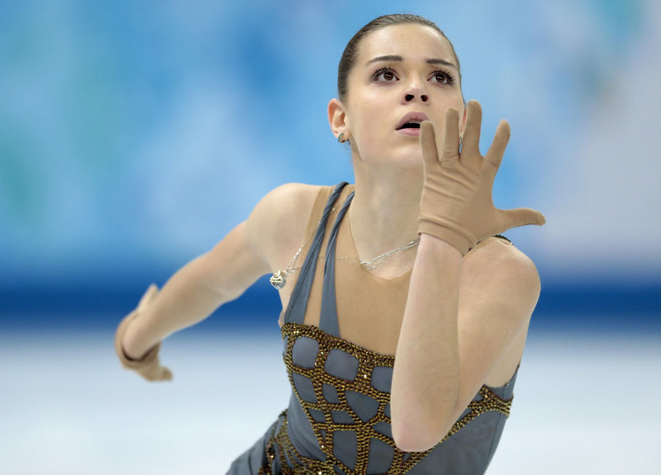 La rusa Adelina Sotnikova compite en la final del patinaje artístico de los Juegos Olímpicos de Invierno, el jueves 20 de febrero de 2014, en Sochi, Russia. (AP Foto/Ivan Sekretarev)