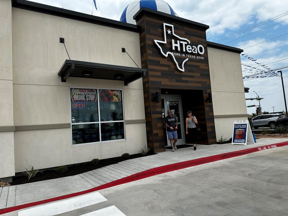 Two customers leave HTeaO in Dripping Springs with drinks in hand during its grand opening last month. To commemorate the store’s official opening, HTeaO offered happy-hour pricing for all drinks over the weekend.