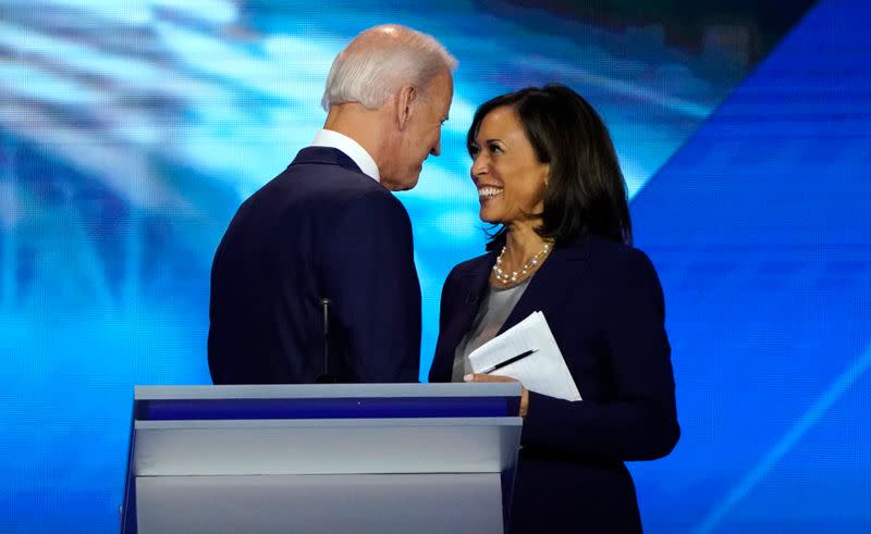 Foto de archivo. El exvicepresidente Joe Biden habla con la senadora Kamala Harris después del final del debate presidencial demócrata de Estados Unidos en Houston, Texas, Estados Unidos.