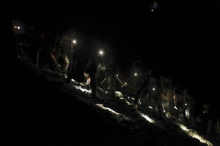 Miners search for jade stones at a mine dump at a Hpakant jade mine in Kachin state, Myanmar November 24, 2015. REUTERS/Soe Zeya Tun