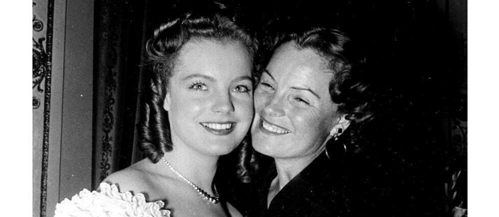 Romy Schneider en compagnie de sa mère Magda Schneider, à l'occasion des 16 ans de Romy.
