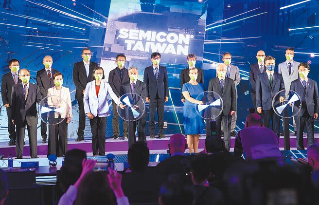 SEMICON Taiwan 2022國際半導體展昨登場，行政院副院長沈榮津（前左四）、經濟部部長王美花（前左二）、美國在台協會（AIT）處長孫曉雅（前右四）等人出席。（陳怡誠攝）