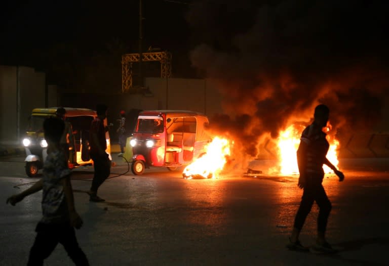 Des manifestants brûlent des pneus devant le siège du gouvernorat de Kerbala (Irak), le 9 mai 2021