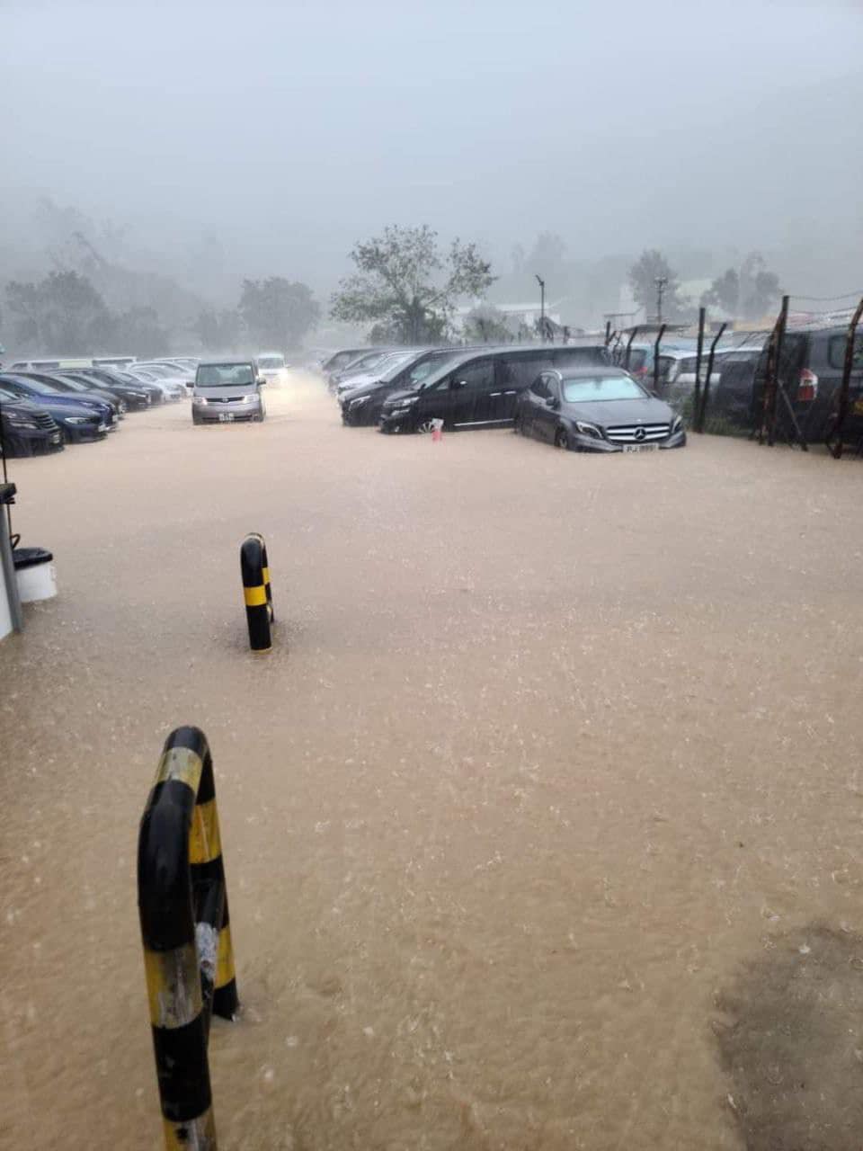 今早將軍澳康城一個露天停車場水浸，水深淹至車牌