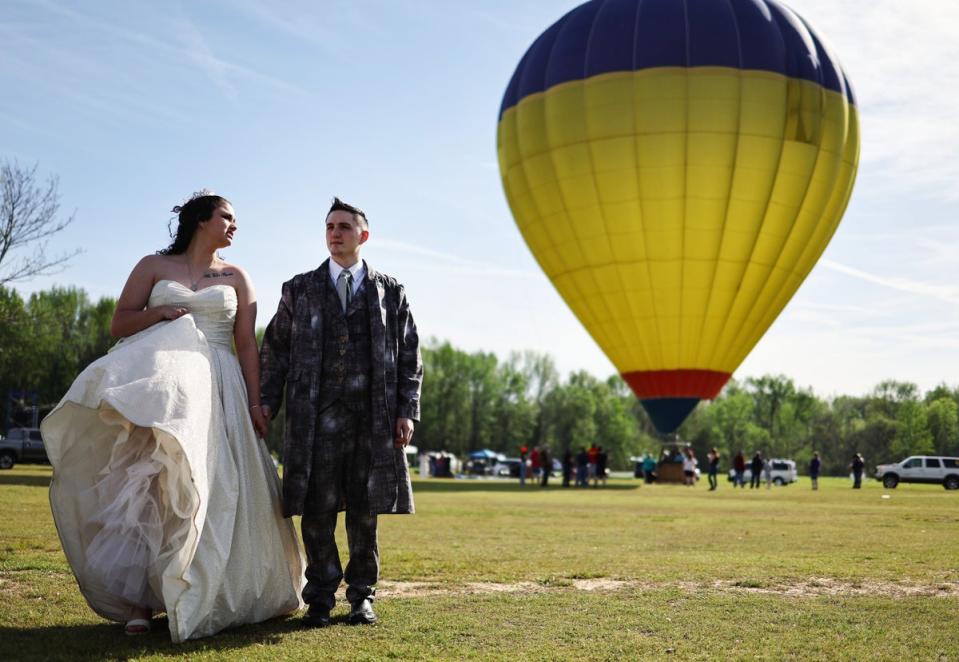 Bride Toni Phillips and groom David Wells look on before a planned mass wedding (Getty Images)