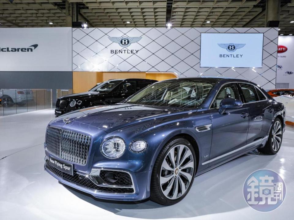 第三代BENTLEY Flying Spur除了車頭首次採用了雙飛翼的B字立標之外，LED矩陣式頭燈和鍍鉻線條則營造出更優雅大器的感受。