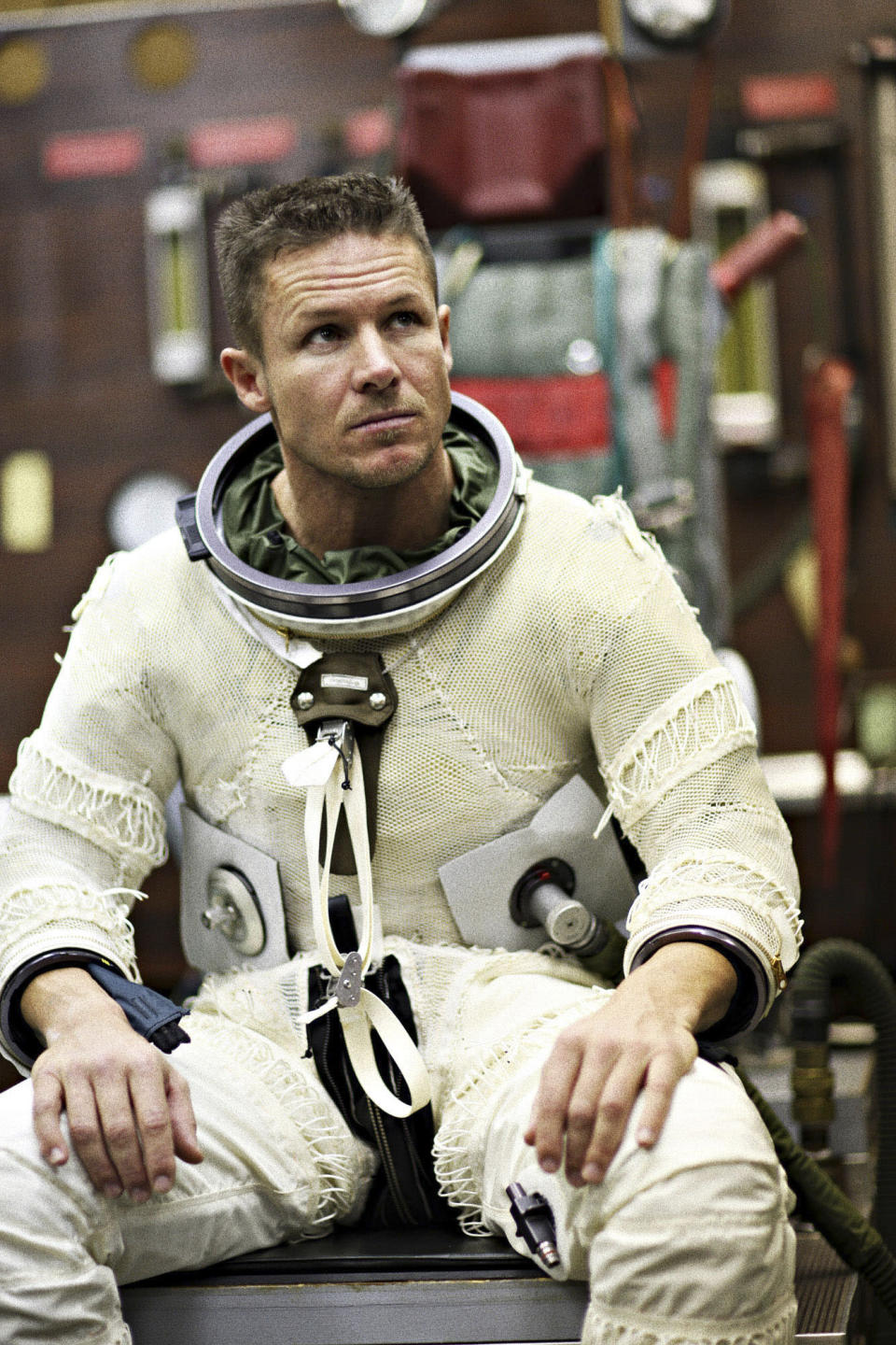 Felix Baumgartner enfile sa combinaison et s'apprête à réaliser le 2e saut du projet Red Bull Stratos, qui doit lui permettre de devenir le premier homme à passer le mur du son en chute libre. Team 502