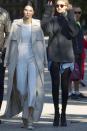 <p>Kendall rend cette combi ASOS blanche chic et facile à porter, comme elle, sous un trench oversize. Crédit : Getty </p>