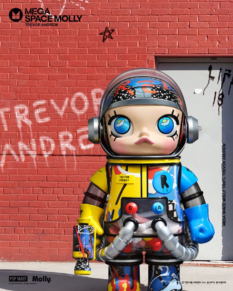 「MEGA SPACE MOLLY 1000 Trevor Andrew」與加拿大藝術家Trevor Andrew聯名，限量5隻，售價26,800元。（圖／品牌業者提供）