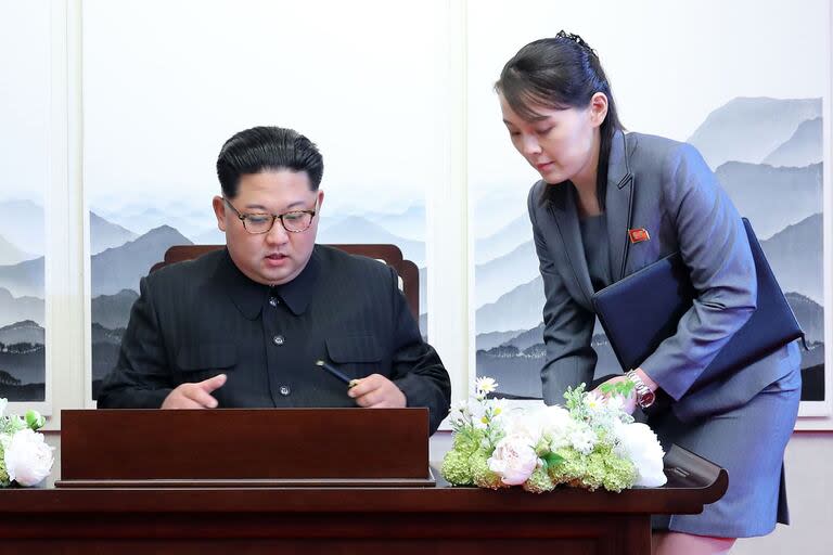 El líder de Corea del Norte Kim Jong-un firma el libro de visitas junto a su hermana Kim Yo-jong