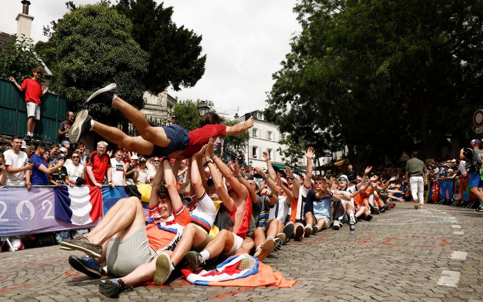 Fans in Montmartre having fun before men's Olympic road race