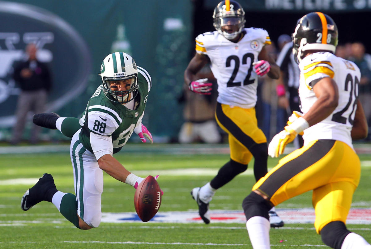 New York Jets tight end Konrad Reuland (87) is upended by