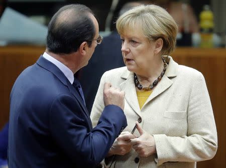 Germany's Chancellor Angela Merkel (R) and France's President Francois Hollande arrive for a working session during an EU summit in Brussels October 24, 2014. REUTERS/Christian Hartmann