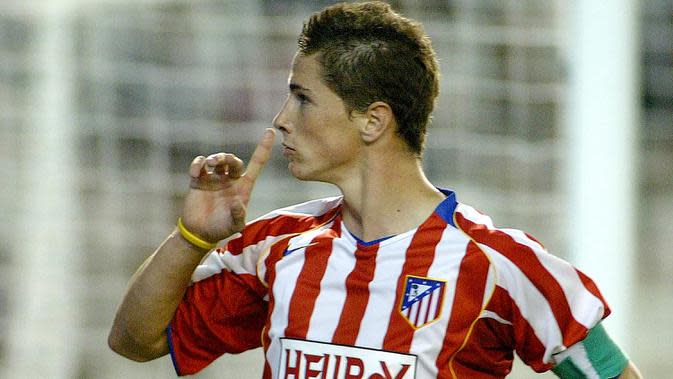 Fernando Torres. Pada musim 2003/2004, striker asal Spanyol yang memasuki musim keduanya bersama Atletico Madrid di Liga Spanyol ini memiliki nilai pasar senilai 25 juta euro. Ia berhasil mencetak 19 gol di LaLiga dari total 18 penampilan di musim tersebut . (AFP/Jose Jordan)