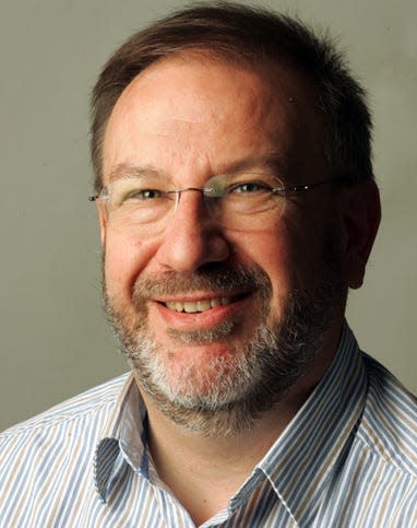 Akron Beacon Journal Business Reporter Jim Mackinnon (photo by Mike Cardew/Akron Beacon Journal)