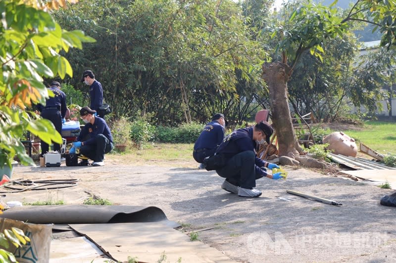 台南市關廟區13日清晨傳出一名男子在衝突中遭人刺傷送醫不治案件，警方隨後在現場蒐證。（中央社）