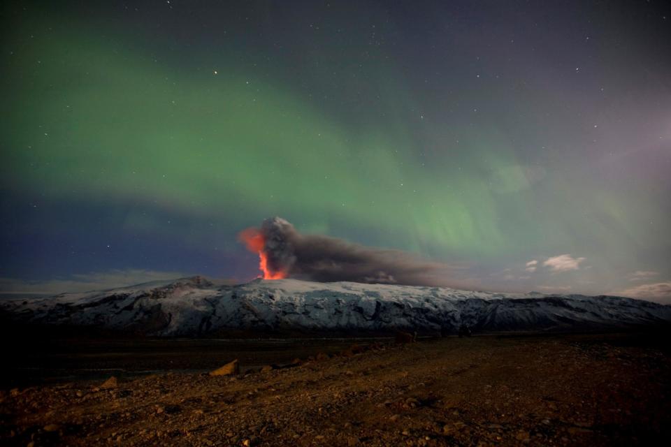 2010年4月23日，冰島南部艾雅法拉火山在極光下噴發的夢幻奇景。路透社