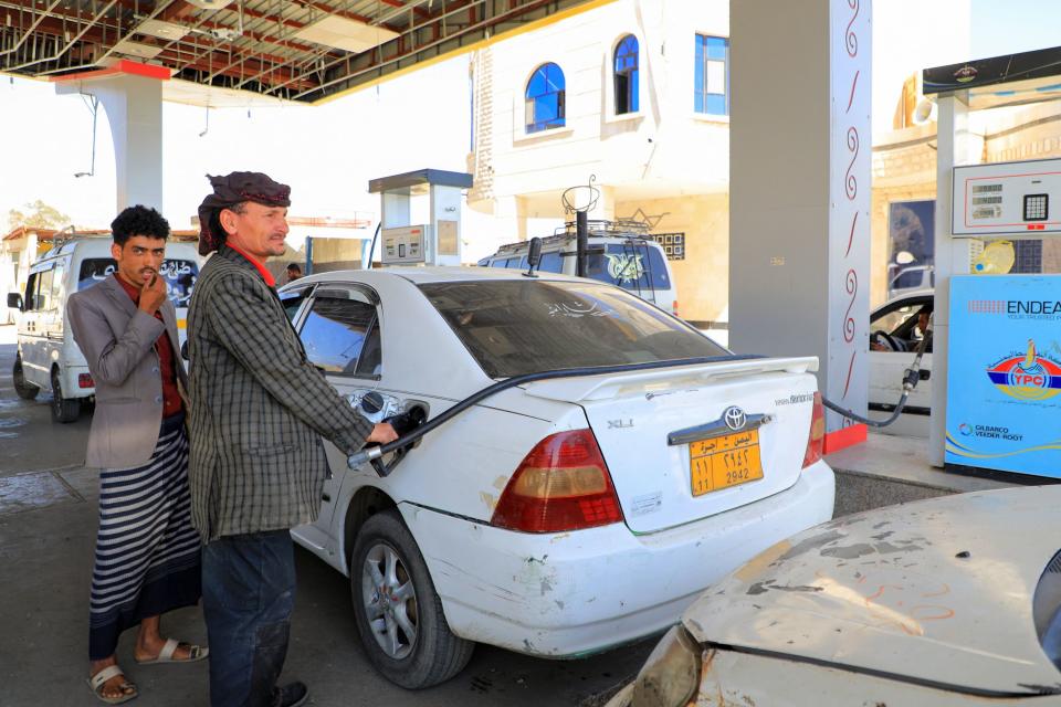 <p>0,569 euros el litro cuesta la gasolina en Yemen, país que produjo 70.085 barriles diarios de petróleo el año pasado. (Foto: Mohammed Huwais / AFP / Getty Images).</p> 