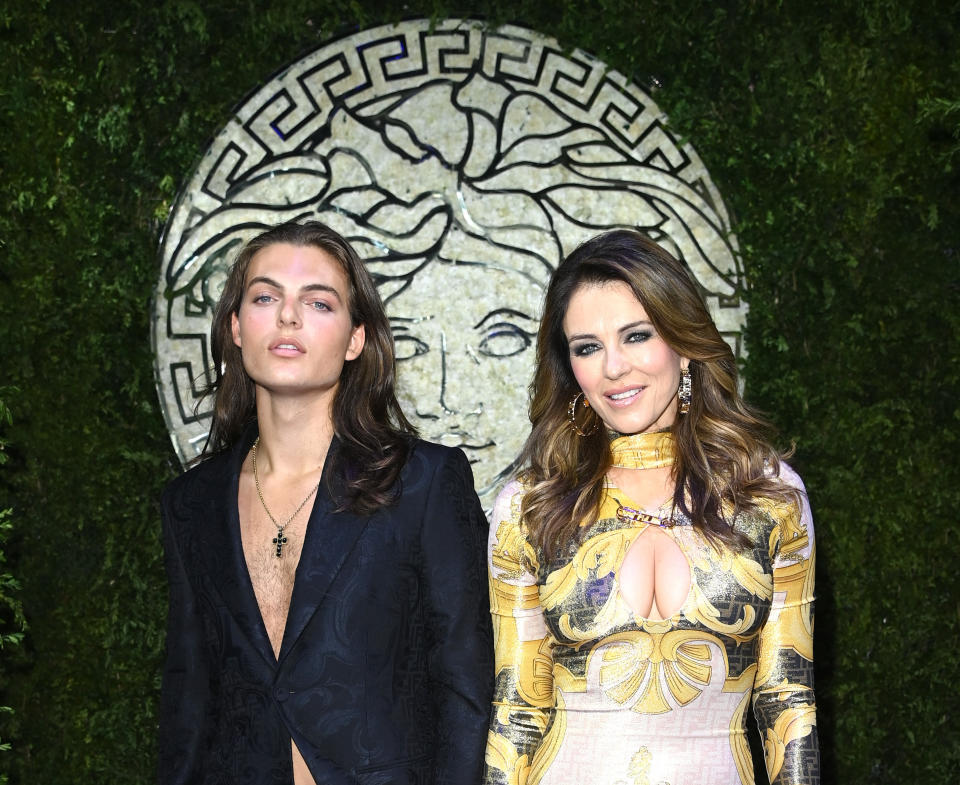 MILAN, ITALY - SEPTEMBER 26: Damian Charles Hurley and Elizabeth Hurley are seen on the front row of the Versace special event during the Milan Fashion Week - Spring / Summer 2022 on September 26, 2021 in Milan, Italy. (Photo by Daniele Venturelli/Daniele Venturelli / Getty Images )