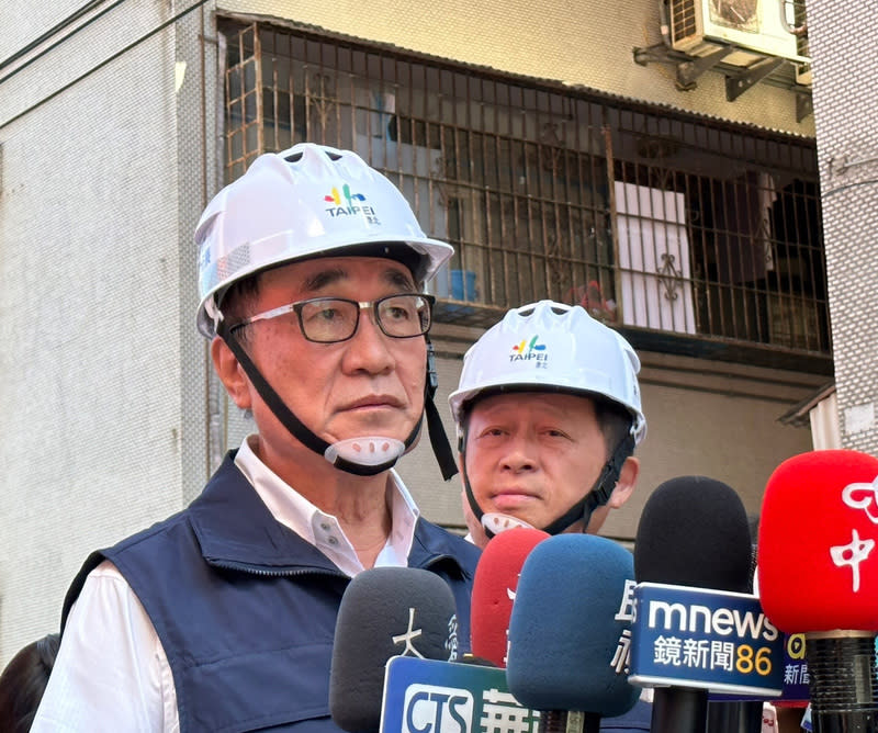 基泰建設施工不慎造成台北市大直街民宅下陷，台北市副市長李四川（前）1日晚間前往視察，他說，拆除告一段落、正在整地。（中央社資料照）