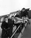 En 1964, The Beatles ya eran estrellas en Estados Unidos, pero nunca habían viajado hasta allí. Esta imagen fue tomada el 8 de febrero de aquel año, cuando la banda subía a un avión en Londres para cruzar el charco por primera vez. (Foto: Evening Standard / Getty Images).