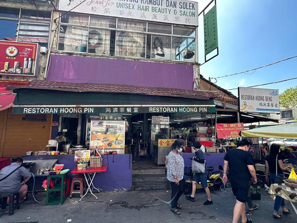 You can find the coffee shop just next to Restaurant Sun Sea where you can get the popular pork noodles.