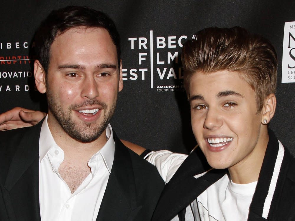 Justin Bieber (r.) und Scooter Braun auf einem Event im Jahr 2012. (Bild: imago images/UPI Photo)