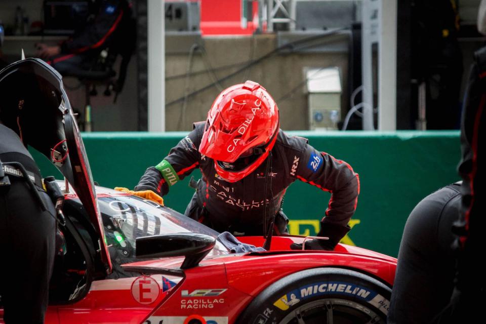 24 hours of le mans cadillac pit crew