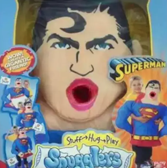 A lo mejor la fábrica que hace las muñecas inflables también diseña este Superman ‘abrazable’