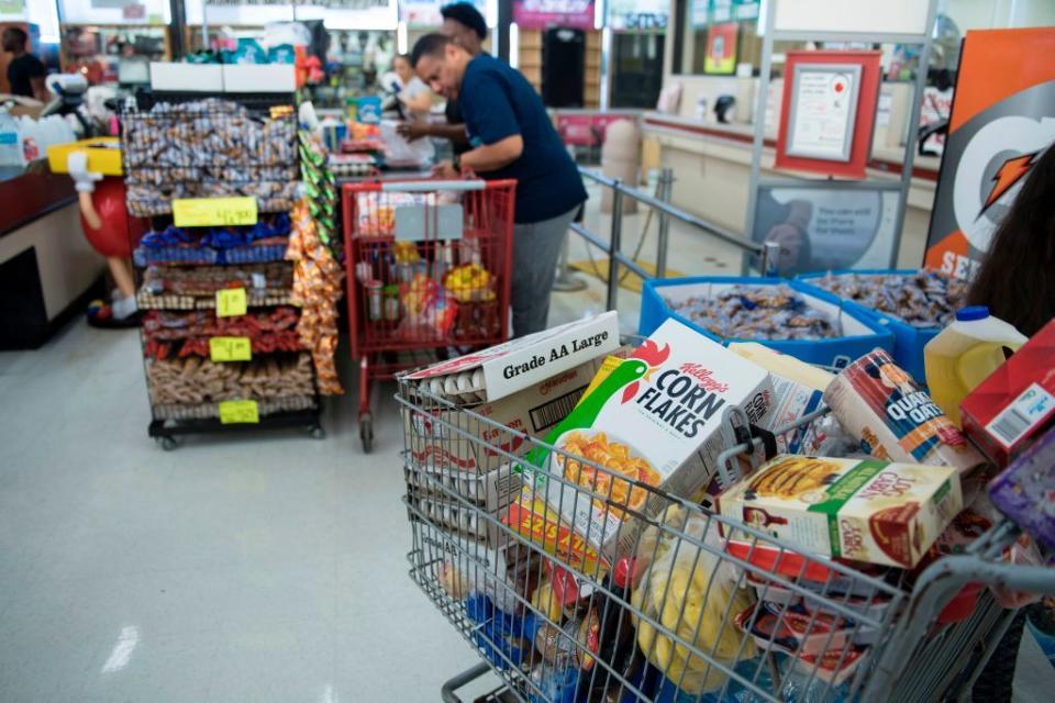 Here's What Food You Need To Buy When Hurricane Prepping