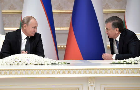 Russian President Vladimir Putin (L) and his Uzbek counterpart Shavkat Mirziyoyev attend a signing ceremony after the talks in Tashkent, Uzbekistan October 19, 2018. Alexei Nikolsky/Sputnik/Kremlin via REUTERS